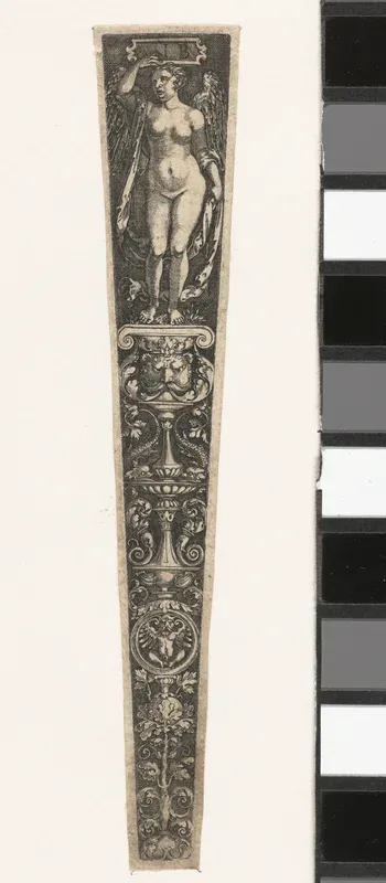 Ornament met gevleugelde vrouw
