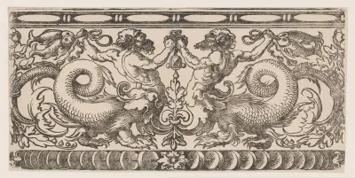 Ornament met twee vechtende tritons