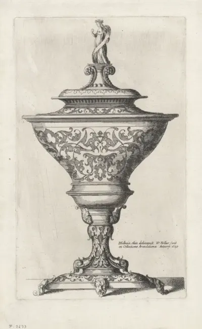 Ornamentele bokaal met staande vrouw