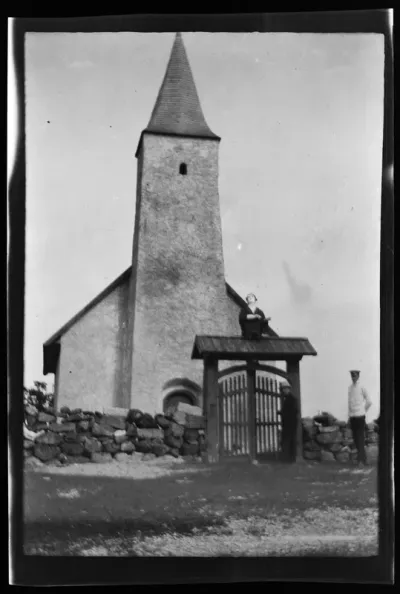 Osmussaaren kirkko, portilla todennäköisesti Werner Åström, oikealla Carl Alfthan