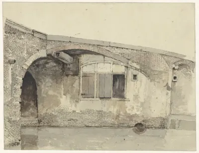 Oude brug met woning of keldersramen onder de kade
