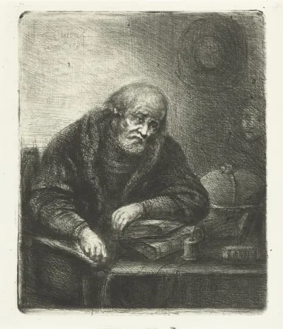 Oude man aan zijn bureau