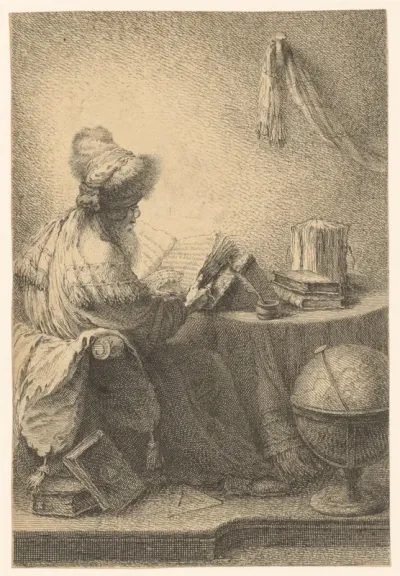 Oude man leest een boek aan tafel, omgeven door schrijfgerei, boeken en een wereldbol