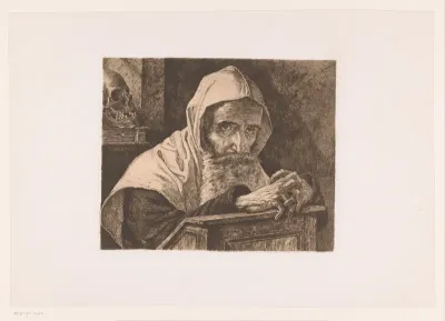 Oude man met baard en kap zit met gevouwen handen op een bidstoel