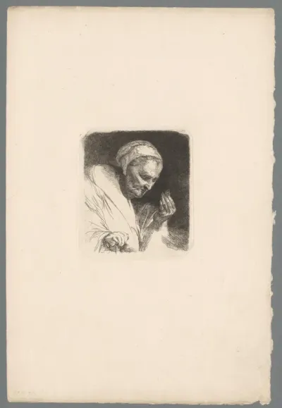 Oude vrouw bekijkt een ring