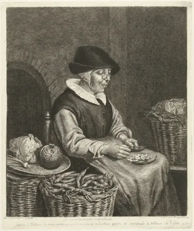 Oude vrouw bij het boontjes doppen