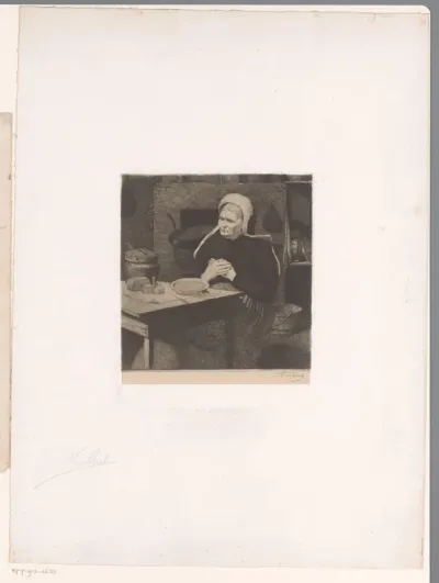 Oude vrouw gezeten aan een gedekte tafel in een keuken
