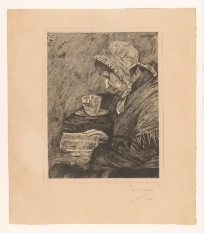 Oude vrouw leest uit een boek en op tafel staat een theekop
