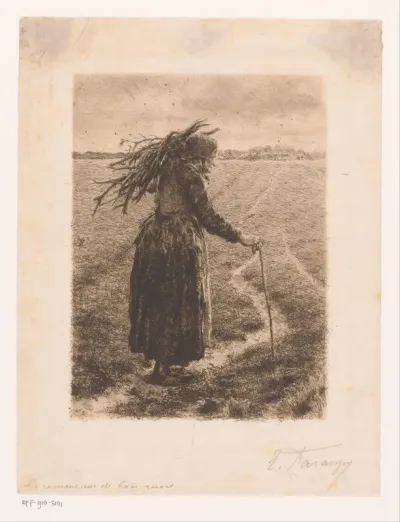 Oude vrouw met wandelstok en takken over de schouder