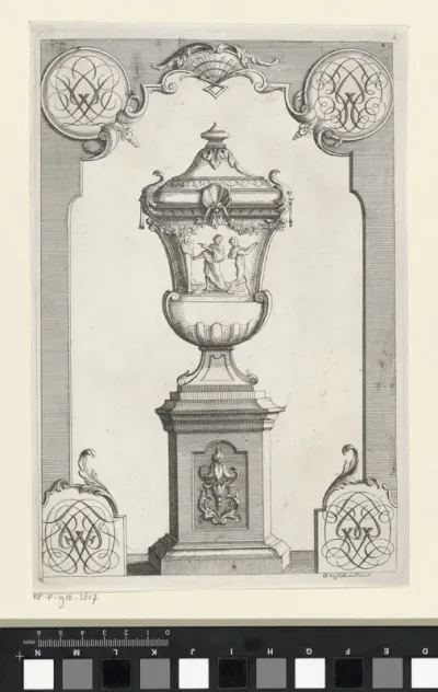 Paneel met tuinvaas en in de hoeken monogrammen
