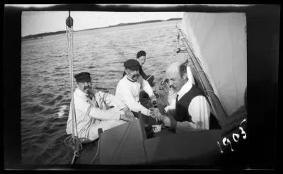 Paul, Einar, Wolter ja Guido Simberg sekä Johannes Andersin purjehtimassa