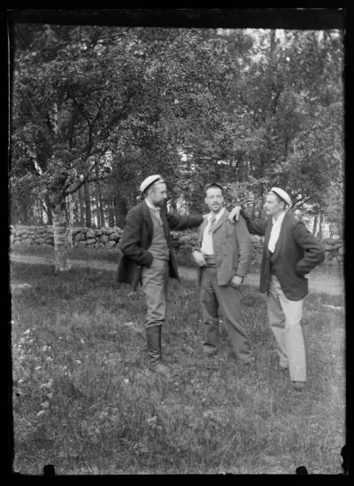 Paul ja Hugo Simberg sekä Einar Relander Niemenlautan puistossa