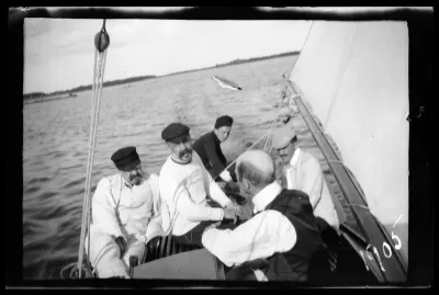 Paul, Wolter, Einar ja Guido Simberg sekä Johannes Andersin purjehtimassa