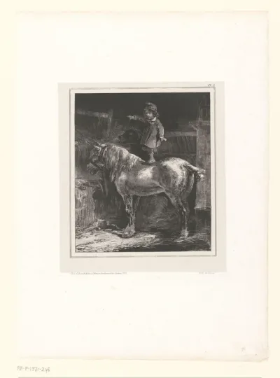 Petit enfant debout sur un cheval