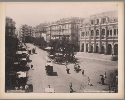 Place de la République met rechts het Théâtre National Algérien