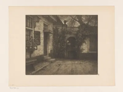 Plein voor een huis met een vrouw bij een poort, in de schemering