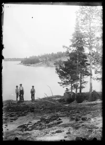 Pojat rannalla