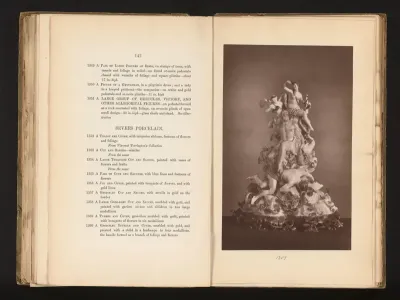 Porseleinen beeld van Hercules, Nikè en andere allegorische figuren, uit de collectie van Christopher Beckett Denison