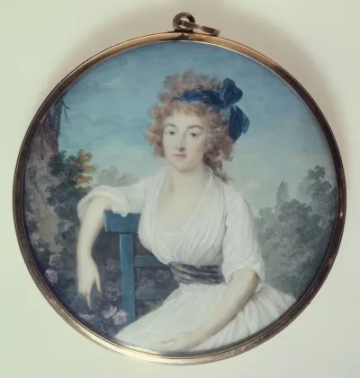 Portrait d'une jeune femme assise dans un parc