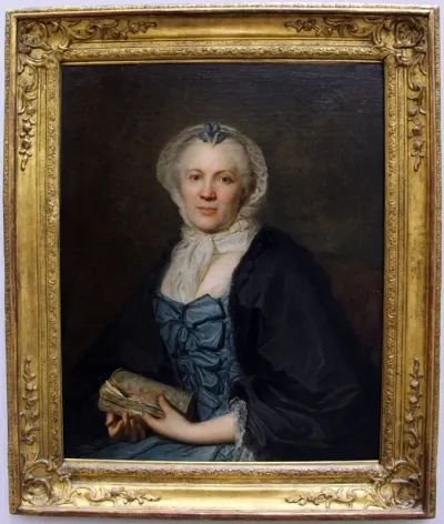 Portrait de femme tenant une brochure