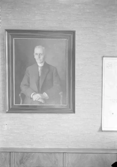 Portret van C.M.V. Roothaan, grondlegger van het St. Canisius Ziekenhuis aan de St. Annastraat en voorzitter van het regentencollege (1926-1930) , gemaakt door de kunstenaar Georg Rueter (08-03-1875 Haarlem-16-08-1966 Amsterdam) , een veel gevraagd p