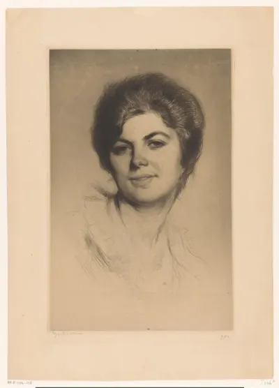 Portret van een glimlachende jonge vrouw