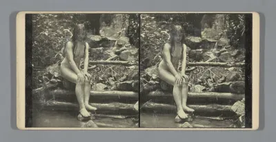 Portret van een naakte vrouw aan de oever van een beek