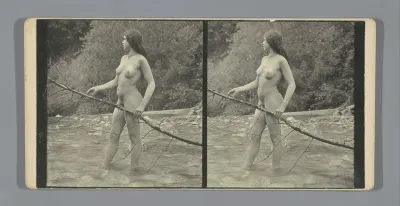 Portret van een naakte vrouw in een beek
