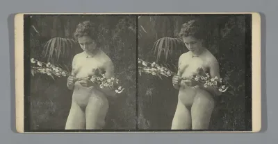 Portret van een naakte vrouw met bloemen