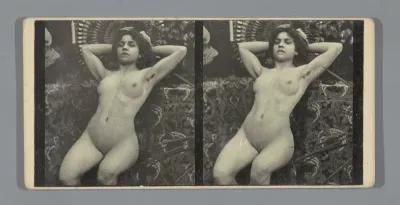 Portret van een naakte vrouw op een bankstel