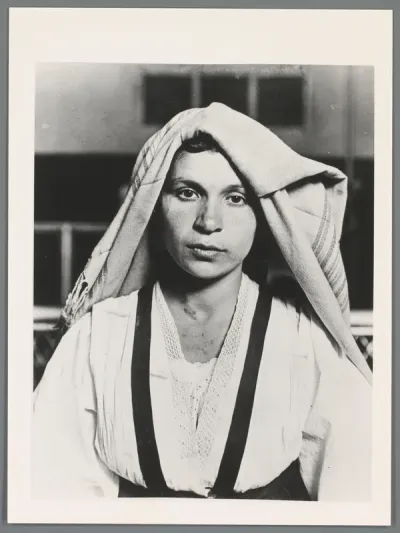 Portret van een onbekende Albanese vrouw uit Italië op Ellis Island