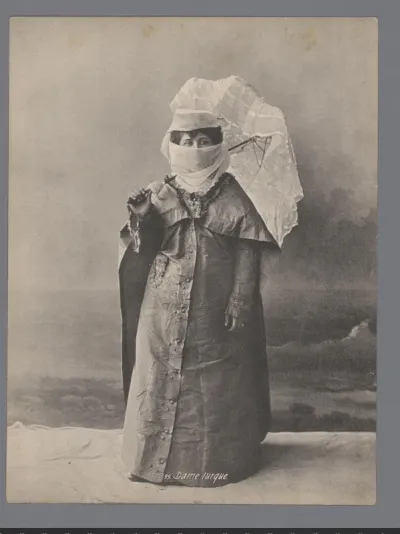 Portret van een onbekende gesluierde Turkse vrouw