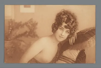 Portret van een onbekende vrouw met ontbloot bovenlijf