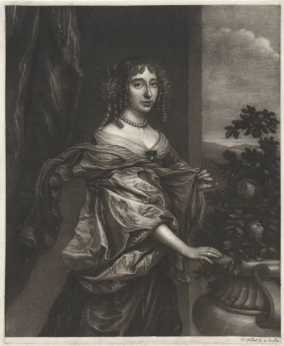 Portret van een vrouw bij een rozenstruik