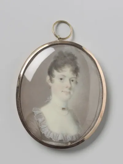 Portret van een vrouw met een parelcollier