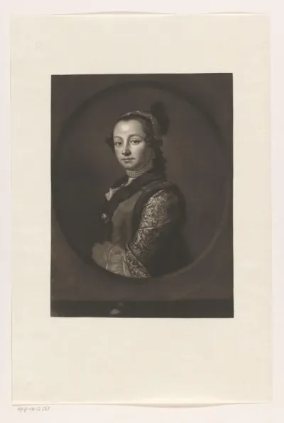 Portret van een vrouw met parelketting en geborduurde mouw