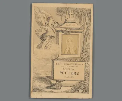 Portret van Maria Peeters op een grafzerk met engel, op bidprent