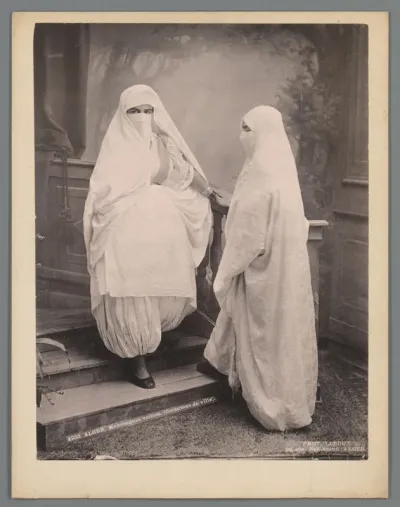 Portret van twee onbekende gesluierde vrouwen