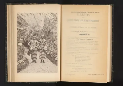 Portret van twee onbekende mannen uit Dahomey met trommels in de Jardin d'acclimatation, Parijs
