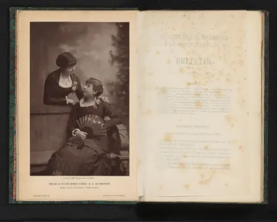 Portret van twee onbekende vrouwen met een waaier