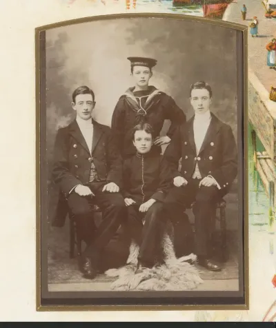 Portret van vier jongens in maritieme kleding