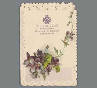Prijslijst van fotoatelier W.G. Kuijer en Zonen, met op de voorzijde afbeelding van een boeket viooltjes