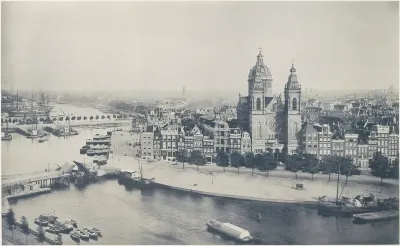 Prins Hendrikkade and St.-Nicolaaskerk, seen from the Central Station