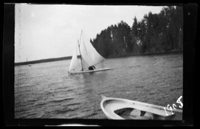 Purjekanootti ja soutuvene Niemenlautan salmessa