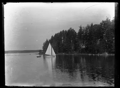 Purjevene Niemenlautan salmessa, oikealla Essaari