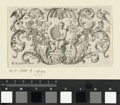 Putto met rond bord in de handen ten midden van bladranken