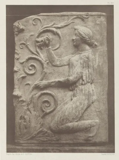 Reliëf uit het Musée Napoléon III van een knielende nymf