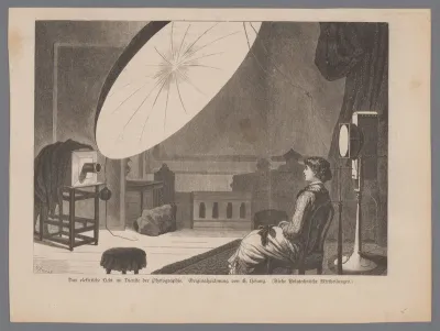 repro naar 'Das elektrische Licht im Dienste der Photographie', dame in atelier