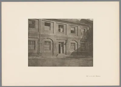 Reproductie van een gomdruk van de binnenplaats van de kunstacademie in Düsseldorf door Erwin Quedenfeldt