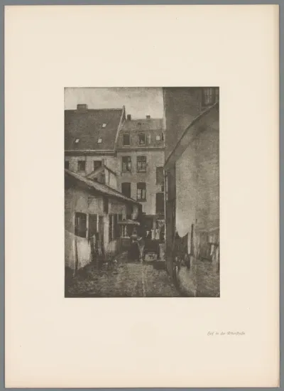 Reproductie van een gomdruk van een steeg in de Ritterstraße in Düsseldorf door Erwin Quedenfeldt